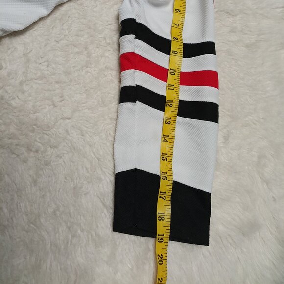 Chicago Blackhawks Jersey Youth Large NHL Hockey Jonathan Toews 19 Reebok Captai - Picture 6 of 9